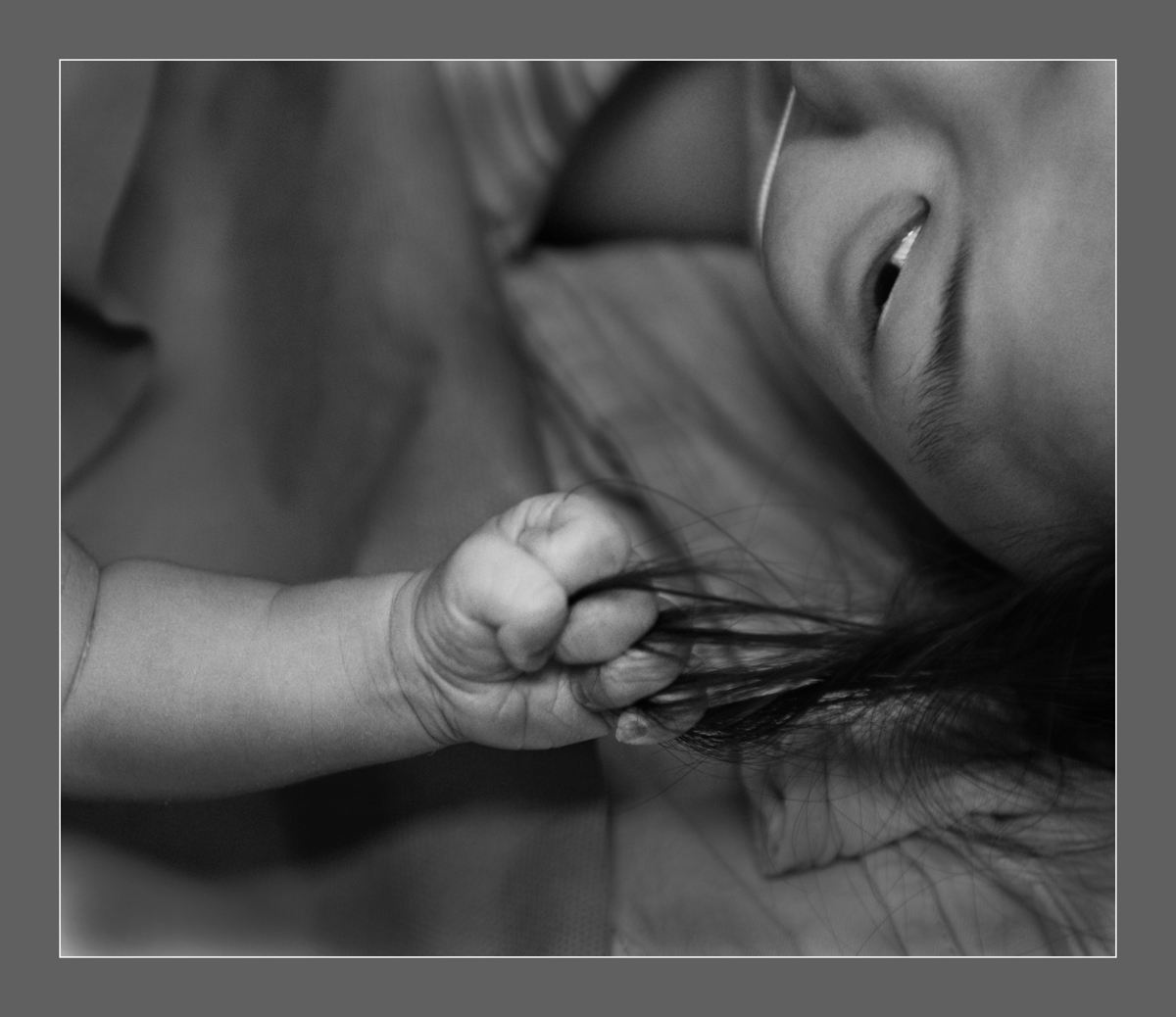 ���H�顷��(d��ng)�����۴󺿵ĺ��Ӹ�ĸ�H�M(j��n)�г�Ҏ(gu��)���w���|�r�����ӓ]�ӵ��־�Ȼ��(zh��n)�_�o�`һ��ץס��ĸ�H���^�l(f��)�����ǌ��ӌm�Ĳ��ᣬ�ǌ�ĸ�H�w�ص����١����ӵ�һ�eһ��һֱ������ĸ�H��Ŀ���������Լ����������m(x��)����δ����ϣ��������ĸ�����Ӿd��������