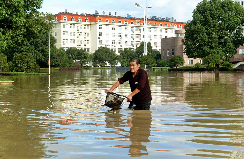 ��(n��i)��֮�����M��3����Ϫ�(zh��n)��ɽ�����һ���������R����ĺ�ˮ����܇�D�yǰ��